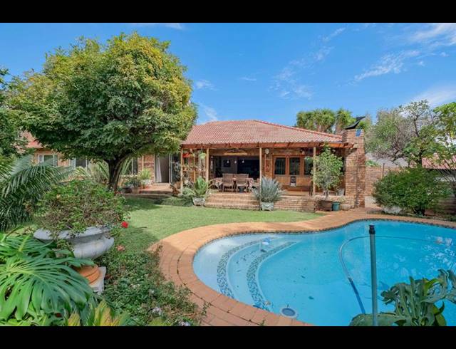 5 BEDROOM HOUSE FOR SALE IN ROOIHUISKRAAL